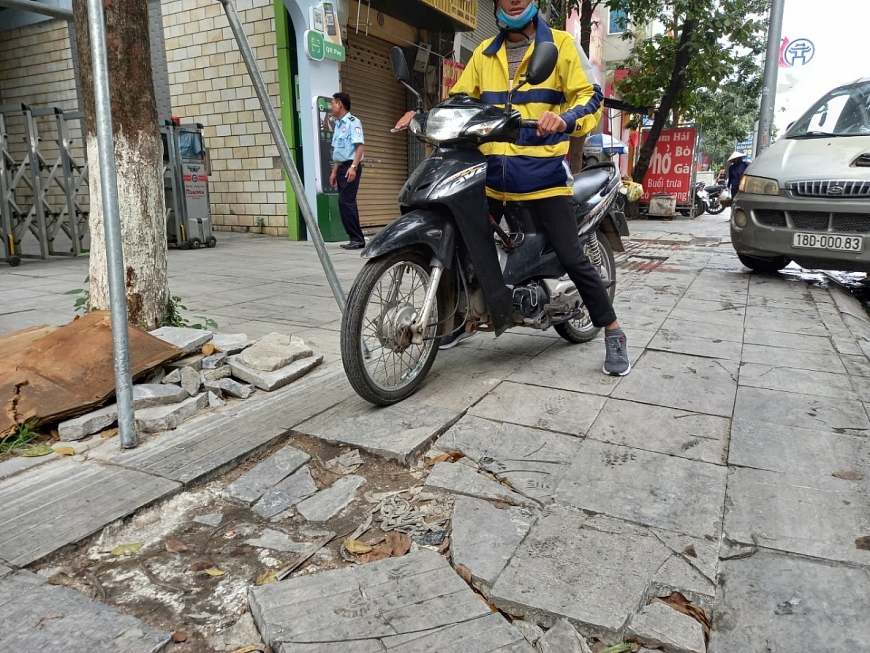 "Vòng đời" không tưởng của vỉa hè lát đá độ bền 70 năm tại Hà Nội
