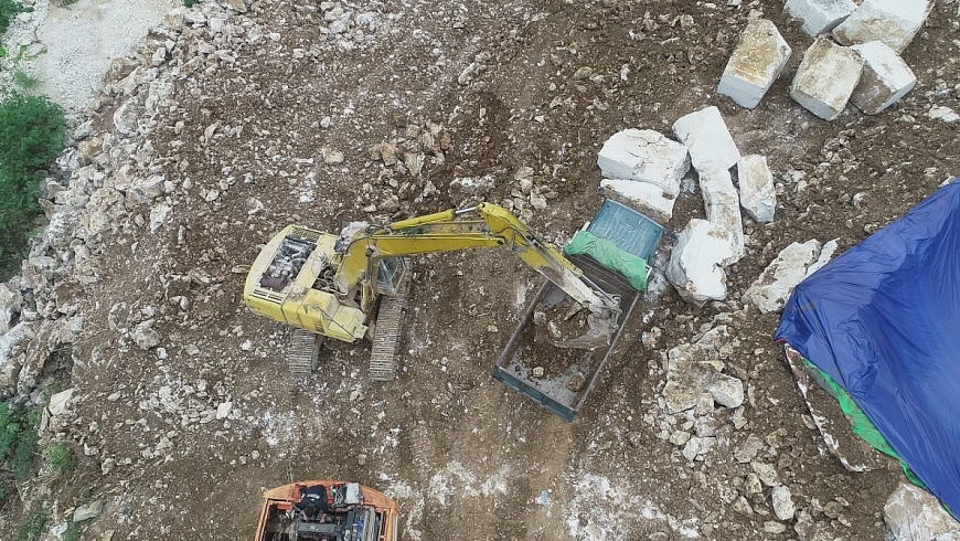 Nhiều phiến đá được cắt vuông vắn