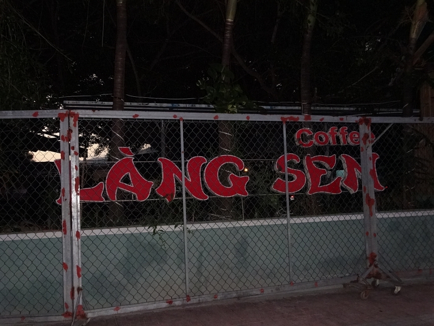 Quán cà phê Làng Sen tại khu kho cảng phường Vĩnh Nguyên. 