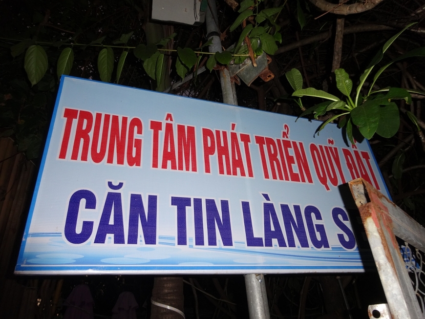 Quán mang tên nhỏ kèm theo: “Trung tâm phát triển quỹ đất – Căng tin làng Sen”.