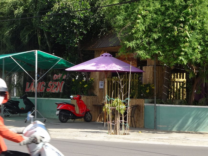 Quán cà phê Làng Sen nay đã không còn biển phụ “Trung tâm Phát triển quỹ đất – Căng tin Làng Sen”.