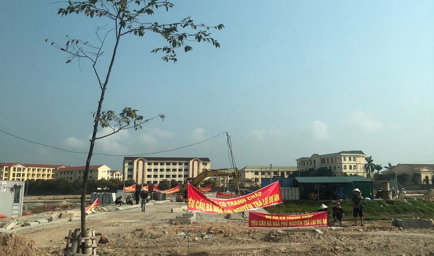 Băng rôn treo trên đất dự án 