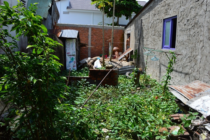 Phần đất 50m2 nằm ngay sau nhà ông Khương đang tranh chấp nhưng địa phương không giải quyết vì cho rằng bà Én mua của bà Bê.