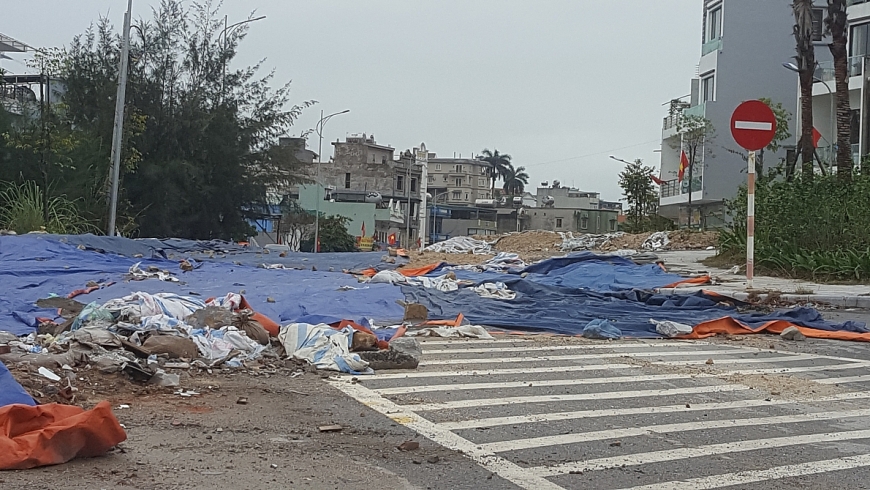 Đoạn đường  sạt lở đã được chính quyền phủ bạt, chống thấm nước