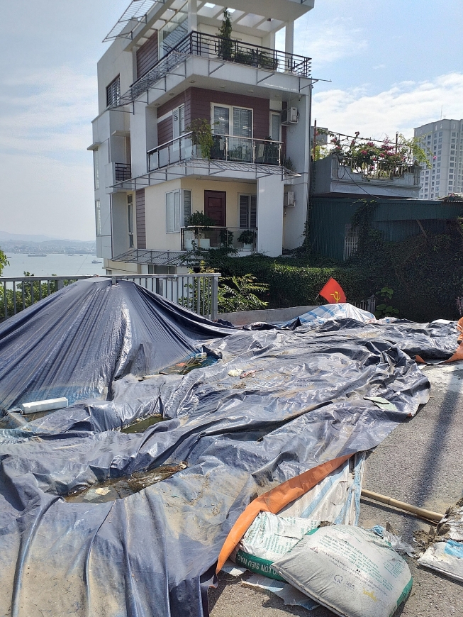 Gia đình anh Phạm Xuân Tùng phải rời ngôi nhà 4 tầng của mình từ tháng 8/2020 đến nay, do hiện tượng sạt lở nhà nghiêng.  