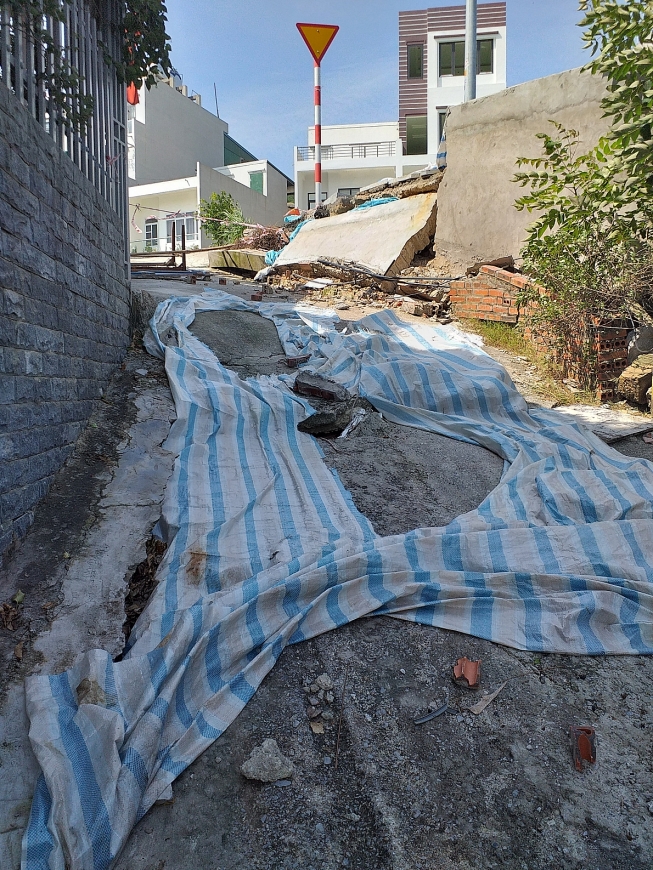 Người dân ngõ 222 phải chăng dây, làm vật cản ngăn người tham gia giao  thông, tránh xảy ra tai nạn.