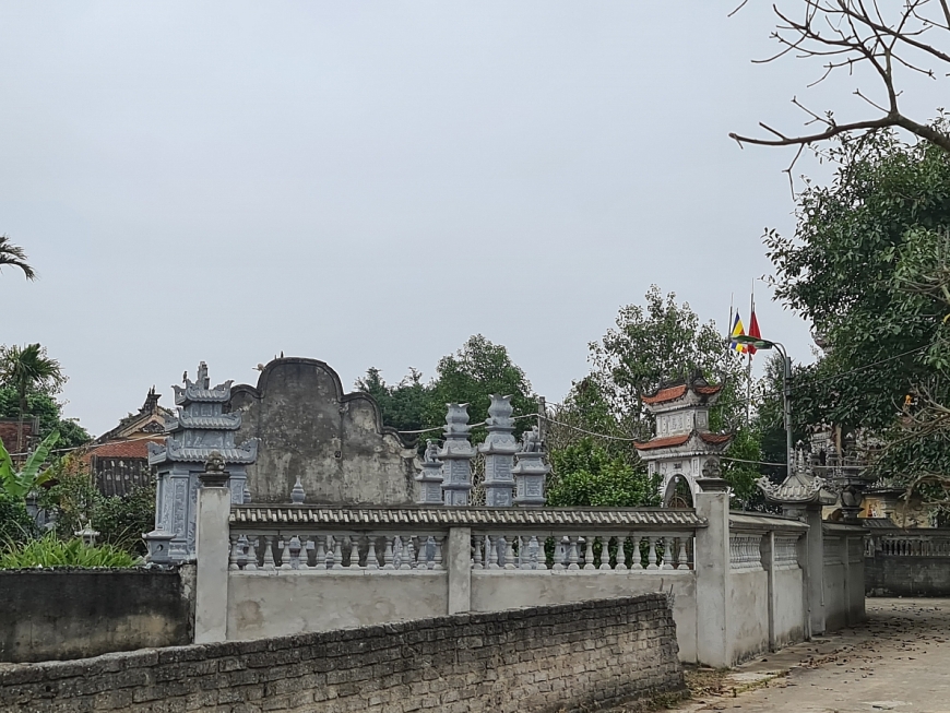 ông Nguyễn Văn Huyên tự ý đưa phần mộ người thân vào khuôn viên chùa Cảnh Bà an táng, xây lăng mộ hoành tráng tráng.