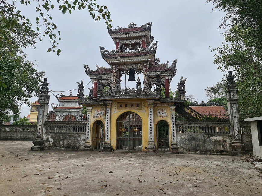 Việc thủ nhang chùa Cảnh Bà tự ý chặt cây cổ thụ để an táng người thân, xây dựng mồ mả, lăng tẩm, sinh hoạt đời sống gia đình, cá nhân trong không gian văn hóa tâm linh cộng đồng khiến người dân vô cùng bức xúc