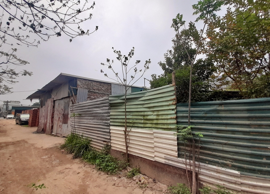 Một ngôi nhà được dựng kiên cố trên đất nông nghiệp, đất do địa phương quản lí.