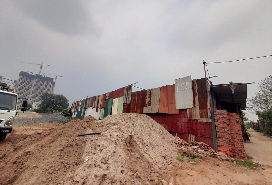 Các nhà xưởng có dấu hiệu lấn chiếm đất công, đất nông nghiệp để xây dựng trái phép.