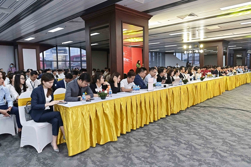 Buổi lễ ký kết hợp tác đã truyền lửa cho hơn 400 chuyên viên kinh doanh, hứa hẹn “nổi sóng” thị trường trong thời gian tới