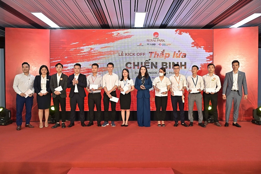 Vinh danh và trao thưởng cho các chuyên viên kinh doanh