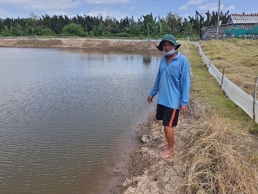 Ông Hồ Văn Tưởng (ấp Hoà Nhờ A, xã Hoà Tú 2) thoả thuận thuê ông Khải vào thi công cải tạo ao tôm, đổi chi phí bằng bùn, cháy thải đáy ao nhưng khi ông Khai di chuyển bùn thải thì bị cơ quan chức năng xử lí.