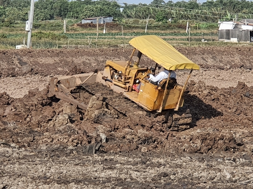 Hoạt động cải tạo đất làm ao nuôi tôm ở Mỹ Xuyên, Sóc Trăng.