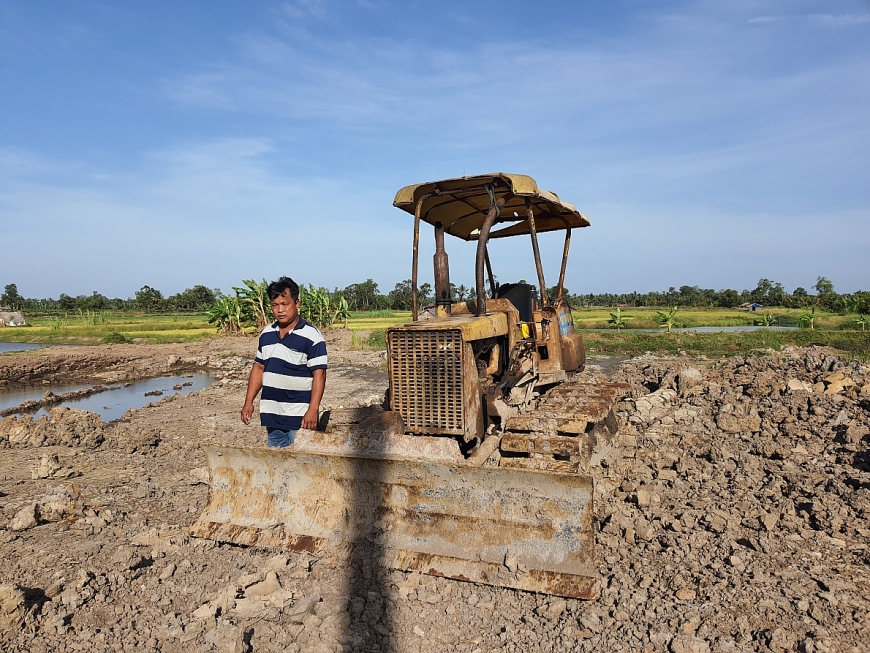 Ông Nguyễn Văn Út Nhỏ, người chuyên thi công cải tạo ao nuôi tôm cho người dân. 