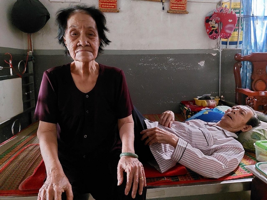 Ông Khương cùng vợ đều 85 tuổi, mòn mỏi vì cho cán bộ mượn đất.