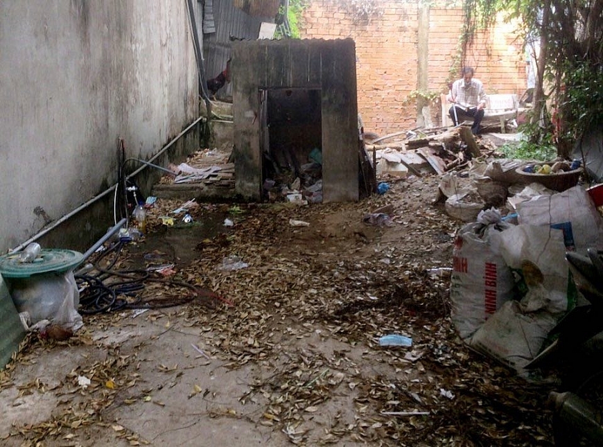 Phần đất 50m2 nằm ngay sau nhà ông Khương đang tranh chấp nhưng địa phương không giải quyết vì cho rằng bà Én mua của bà Bê.