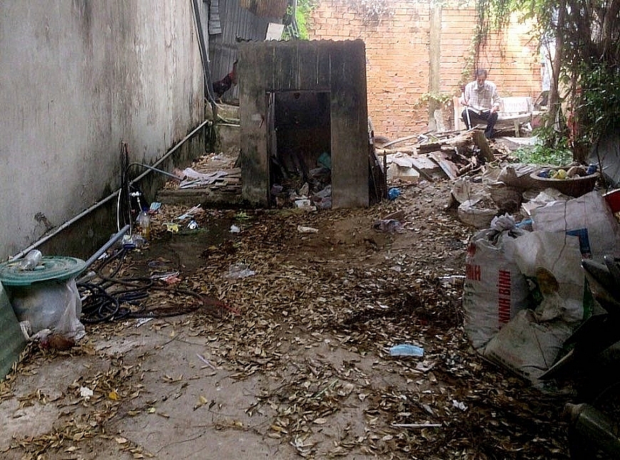 Phần đất 50m2 nằm ngay sau nhà cụ Khương đang tranh chấp nhưng địa chưa giải quyết vì cho rằng bà Én mua của bà Bê.