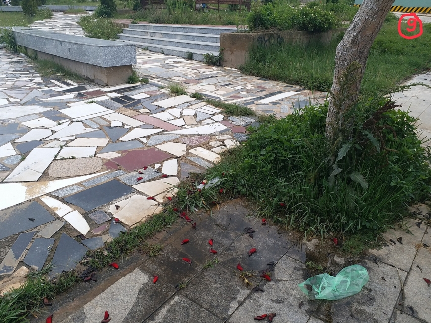 Không chỉ xuống cấp, tàn tạ mà việc thi công ẩu, tận dụng “phế liệu” như thế này càng làm cho bộ mặt Khu Công viên “đẳng cấp, hiện đại, mang tầm quốc tế” thêm phàn “rẻ rúng”, nhếch nhác, quê mùa…