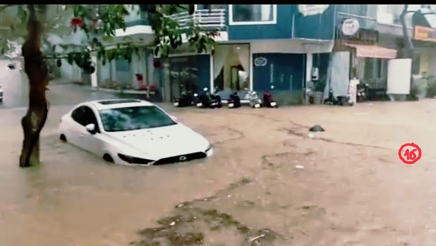 Do hệ thống thoát nước bất cập, xuống cấp nên mỗi khi mưa xuống nước lại ngập lút cả xe máy, ô tô; mặc dù người dân đã nhiều lần kêu cứu…      