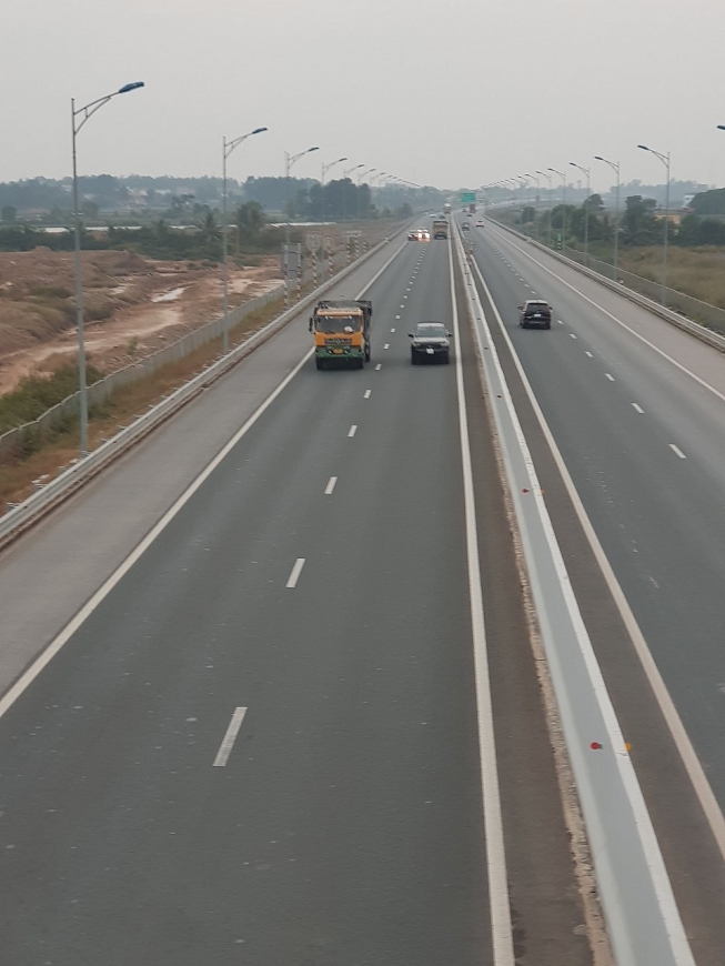 Xe chở đất đang lưu thông  trên cao tốc Hạ Long – Hải Phòng