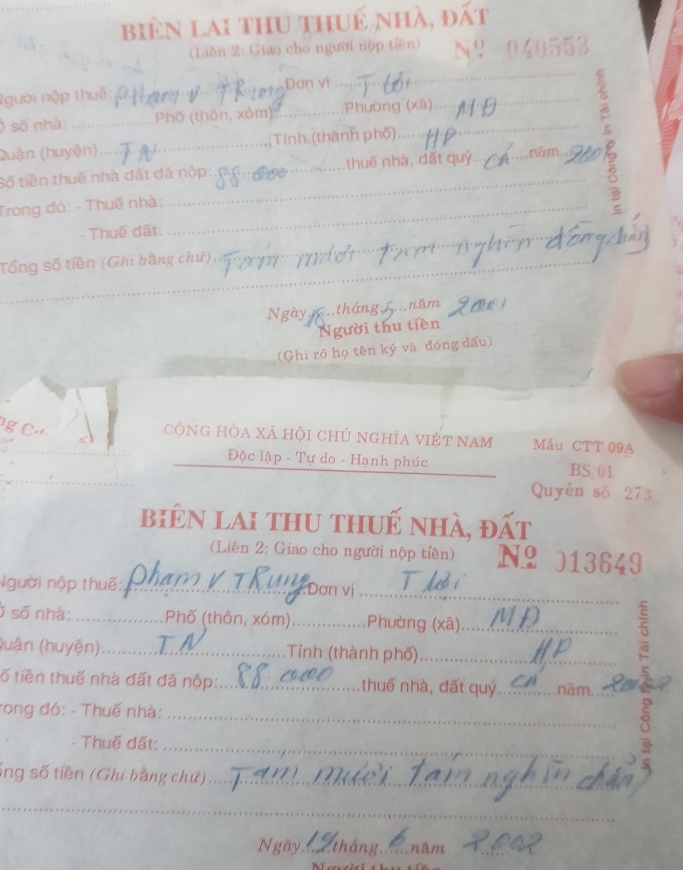 2.	Hai trong số hàng chục tờ biên lai thu thuế nhà đất của hộ gia đình ông Phạm Văn Chung.