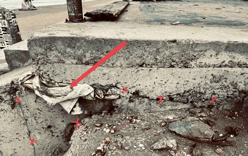 Thi công ẩu đến nối, sau khi đổ bê tông bao bì xi măng bị “quên”, không lấy ra khỏi cấu kiện (dấu X đỏ là những vết nứt dọc ngang)