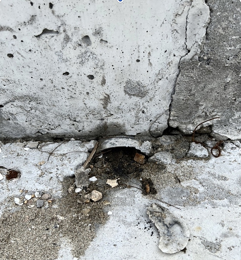 Ống thoát nước đặt không đúng vị trí và bịbê tông bịt gần hết