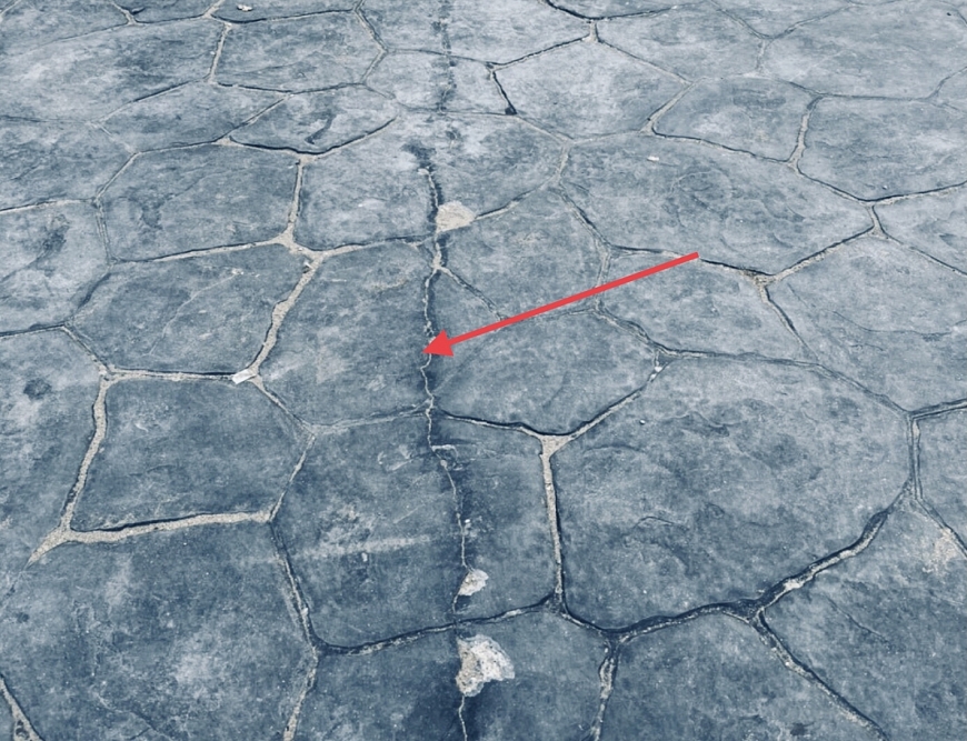 Vỉa hè vừa mới hoàn thiện đã nứt nhiều chỗ 