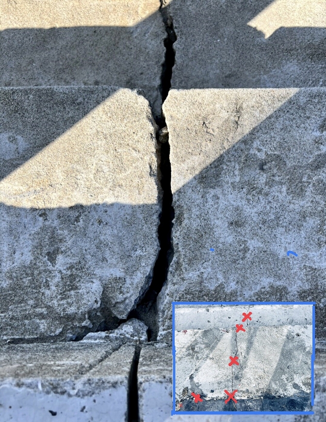 Những vết nứt toang hoác, thể hiện công trình xuống cấp, không đảm bảo chất lượng