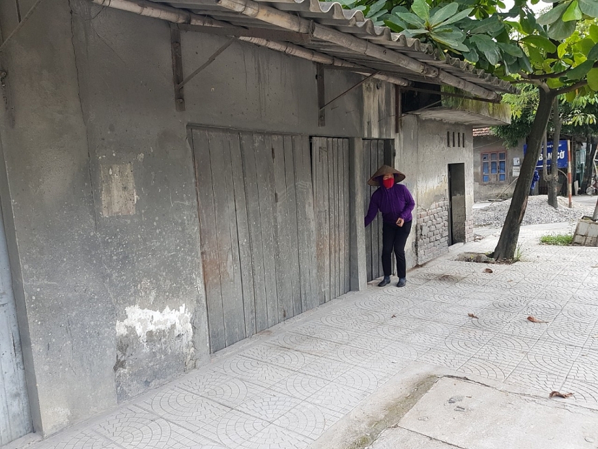        Mặc dù ở vị trí thuận lợi cho việc kinh doanh nhưng bà Trần Thị Huệ, ngõ 92, tổ 23, khu 7, phường Quang Trung, buộc phải đóng cửa do ảnh hưởng của các đoàn xe chở đất. 