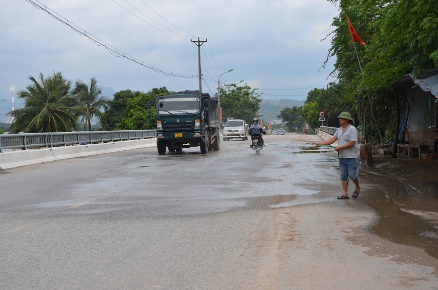 Ông Nguyễn Văn Tiến, khu Minh Hòa, phường Đông Mai, bơm nước rửa đường, chống bụi.