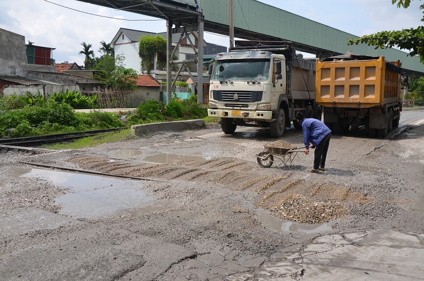 Công nhân Công ty CP Đường sắt Hà - Lạng đổ bây, bồi trúc, bảo dưởng bảo vệ ray, tà vẹt  đường tàu tại Ga Bàn Cờ thuộc địa phận phường Quang Trung, TP Uông Bí.