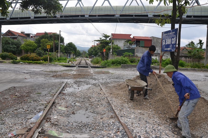 Anh Trần Văn Tuyển và anh Kiều Văn Mạnh đang vận chuyển “đá bây” để bảo vệ đường ray, tà vẹt tại Ga Bàn Cờ. 