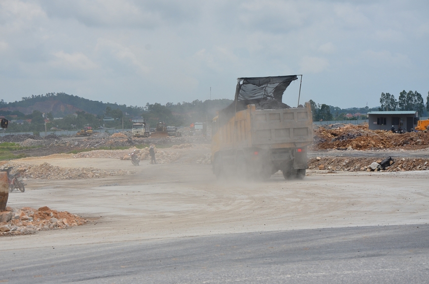 Xe đất  dồn về san lấp Khu công nghiệp Amata xã Sông Khoai, thị xã Quảng Yên.