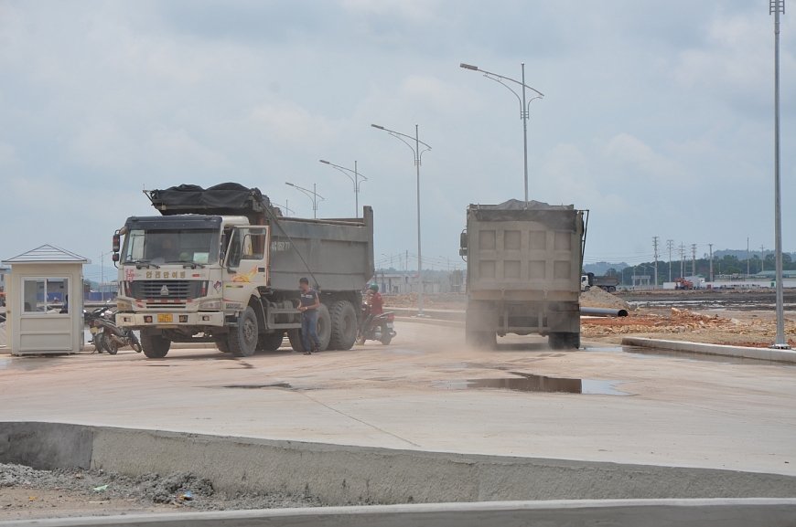 Xe đất  dồn về san lấp Khu công nghiệp Amata xã Sông Khoai, thị xã Quảng Yên.