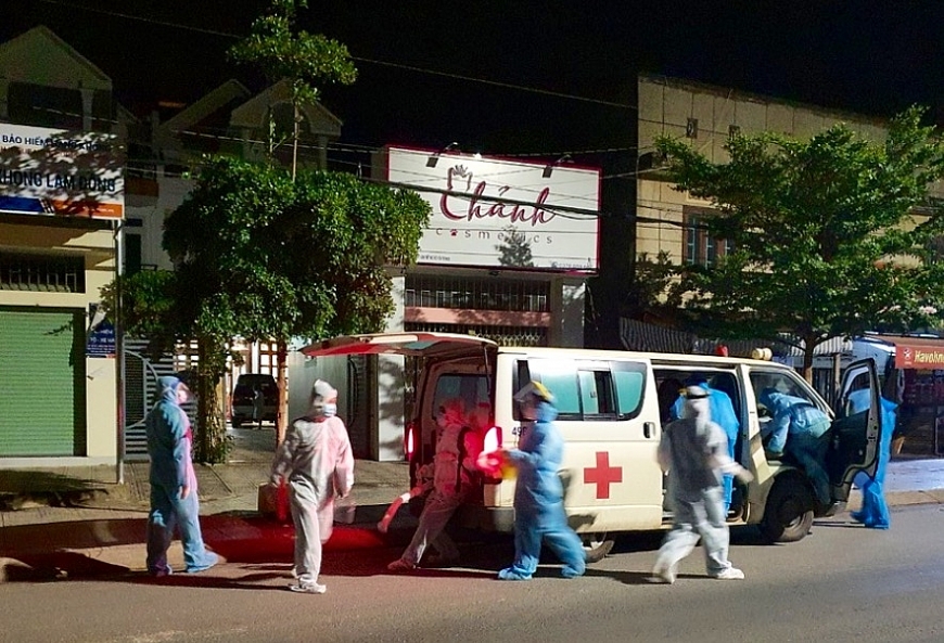 Đưa các F1 liên quan đến chuỗi lây nhiễm tại Agribank Lâm Đồng đi cách li tập trung (Ảnh: Thanhnien)