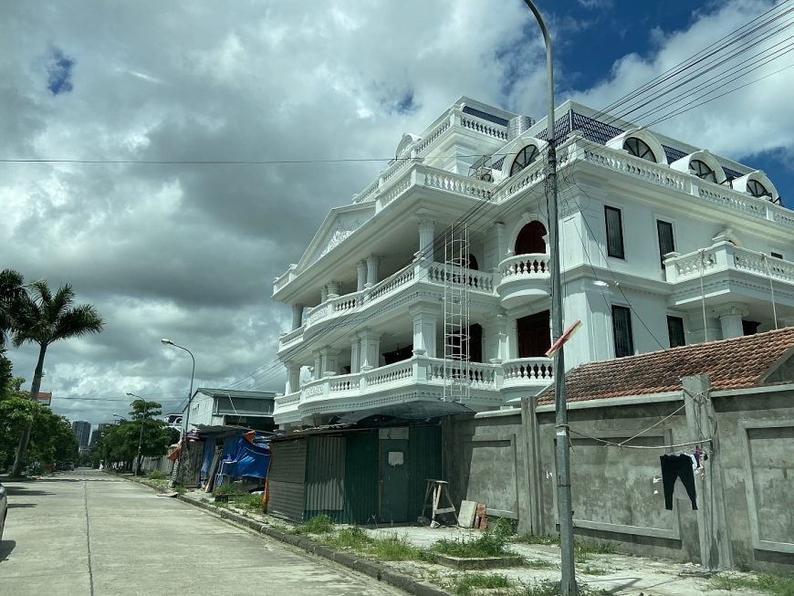 “Biệt phủ” xây dựng không phép vẫn được chủ đầu tư vô tư hoàn thiện tại phường Hải Yên, thành phố Móng Cái.