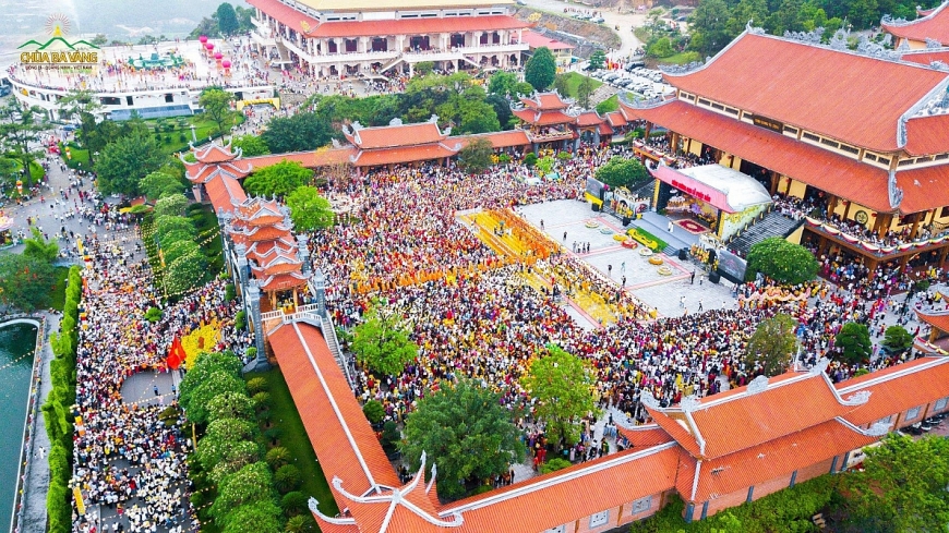 Đại lễ Phật đản chùa Ba Vàng năm 2022 có sự hiện diện của gần 300 chư tăng và hơn 4 vạn Phật tử