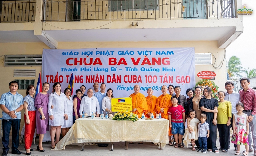 Chùa Ba Vàng trao tặng Nhân dân Cuba 100 tấn gạo.