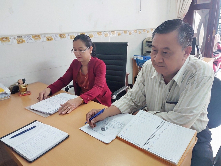 2830 anh 1 vo chong ba huong