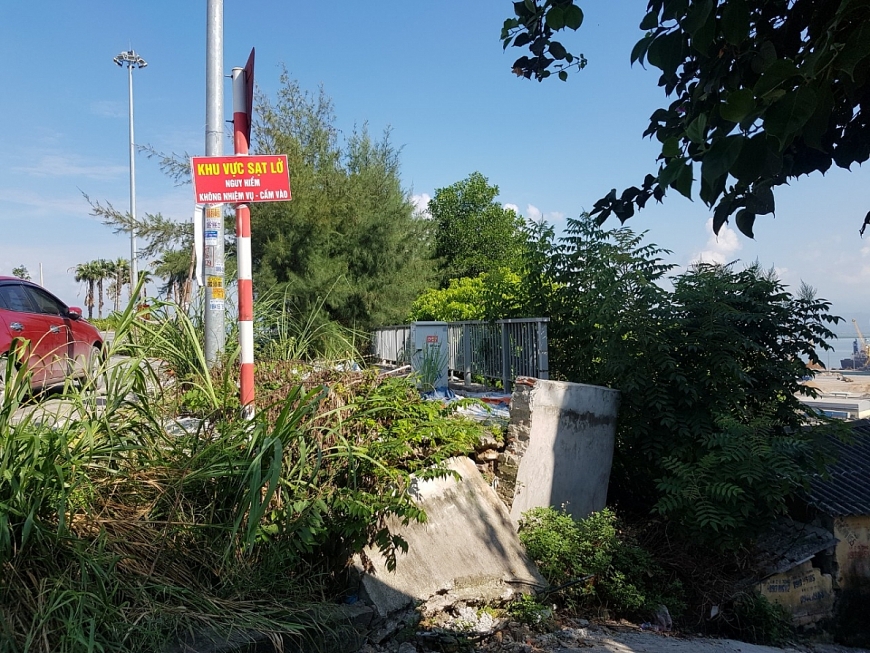 Người dân ngõ 222 mong chính quyền sớm khắc phục sự cố sạt lở chứ không mong biển “cấm vào” này.