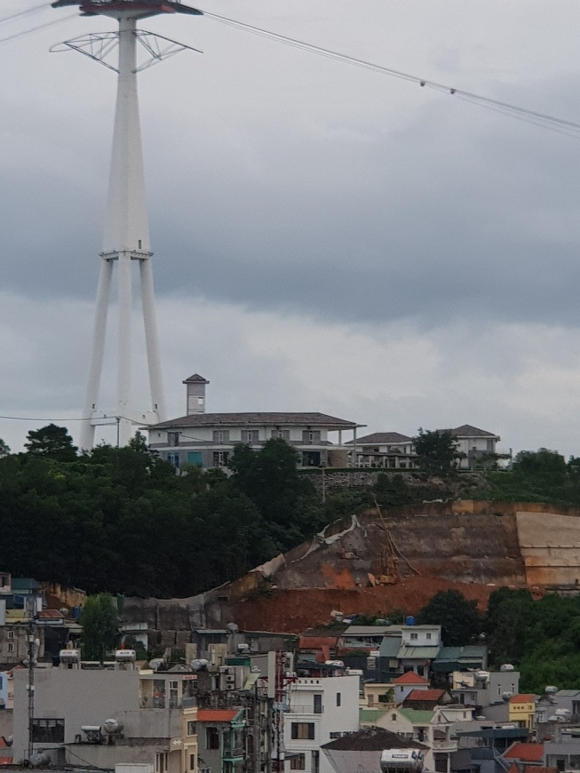 Một góc Dự án đang thi công tại Ngã 3 đường Hạ Long và đồi Ông Giáp, phường Bãi Cháy