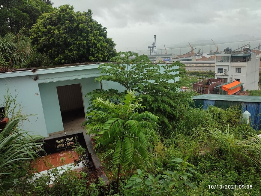 Ngôi nhà được nhà dân đang thi công trong Khu đô thị Ban Mai ngay dưới chân đoạn đường  sạt lở.