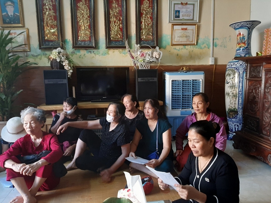Những người dân cung cấp thông tin cho phóng viên