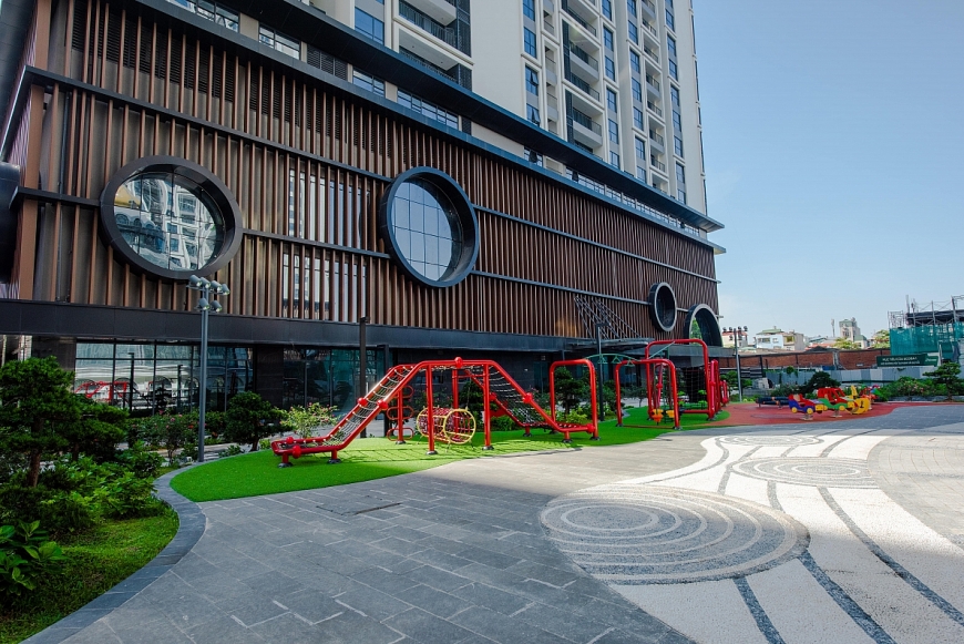 Một góc nhỏ không gian vui chơi cho trẻ, sân tản bộ cho người già