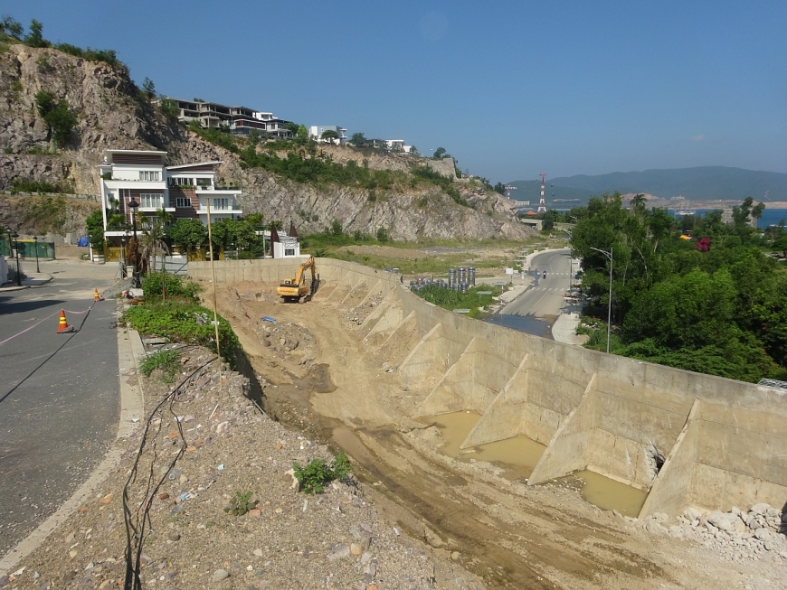 Khu đất 1500 m2 dành để xây dựng công viên cho cả khu biệt thự đã bị ông Ngô Phi Hùng đào tận đáy nhằm xây dựng nhà hàng kinh doanh, nhưng bị bà con  phản đối đã phải lấp lại. 