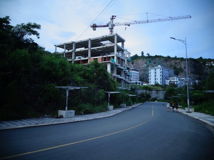 Lô số 69 của ông Ngô Phi Hùng, đã được xây dựng khách sạn nhiều tầng, nhưng đã bị đình chỉ thi công, nay mai buộc hải cắt tầng, thu hẹp diện tích mật độ. 