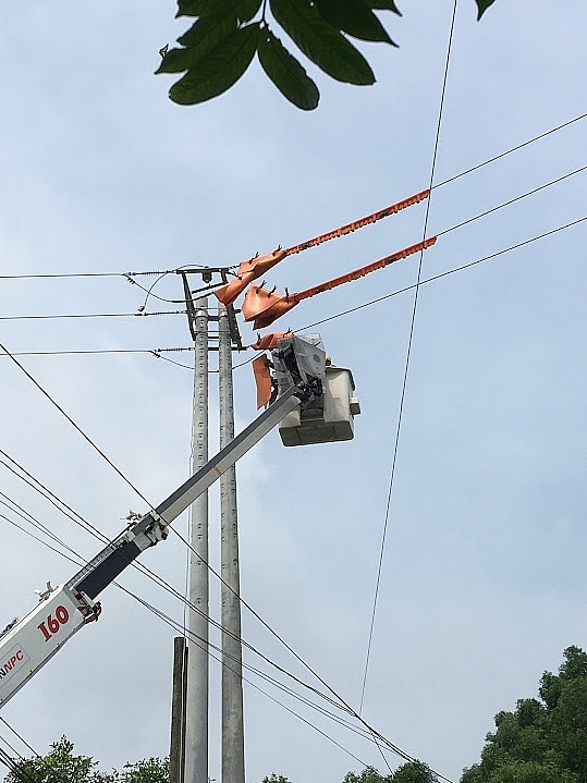 Đội Hotline đang thực hiện việc thay thế thiết bị tại cụm công nghiệp Châu Sơn