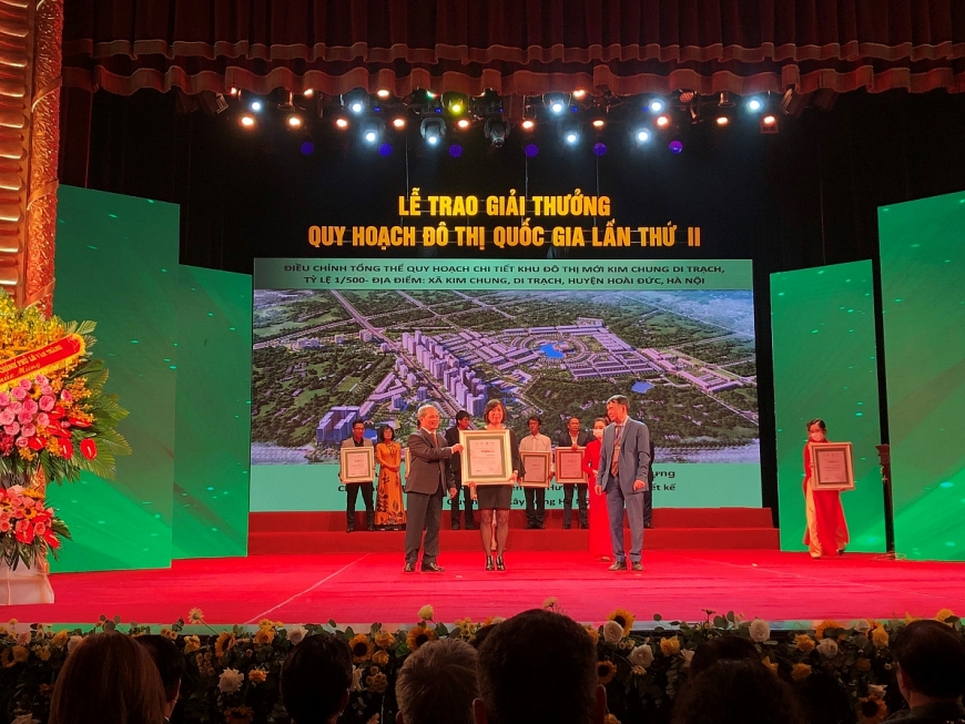 Nguyễn Lan Hương đại diện cho dự án Khu đô thị Kim Chung- Di Trạch (Hinode Royal Park) lên nhận giải thưởng